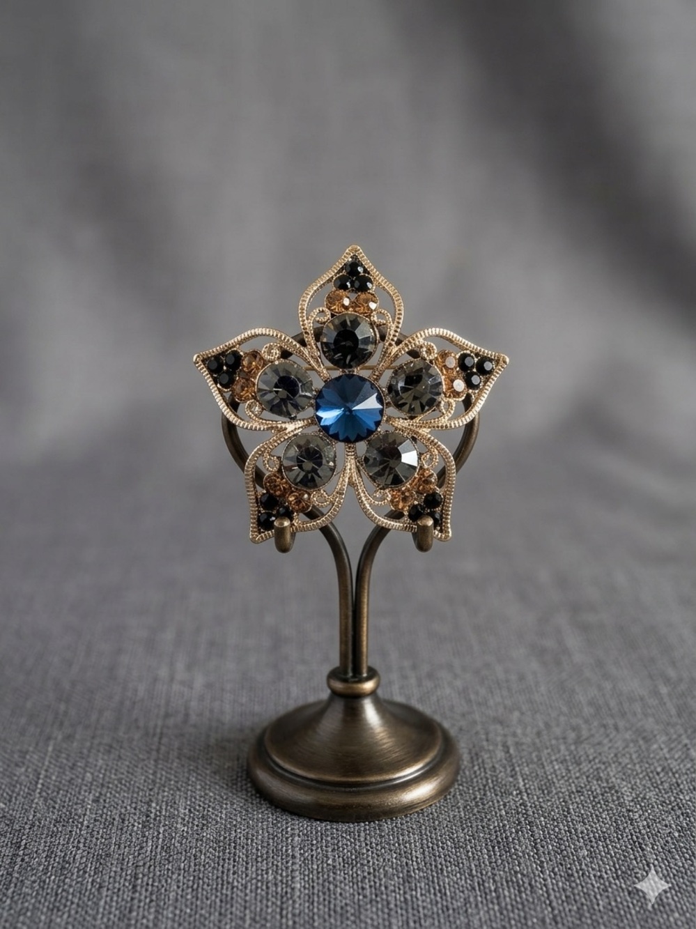 🌸 Flower Rhinestone Brooch 🌸